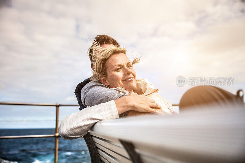 美丽的夫妇放松和拥抱在邦迪海滩-悉尼