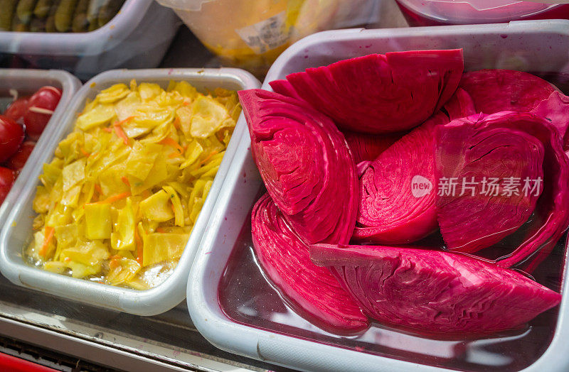 市场上的酸菜红绿卷心菜