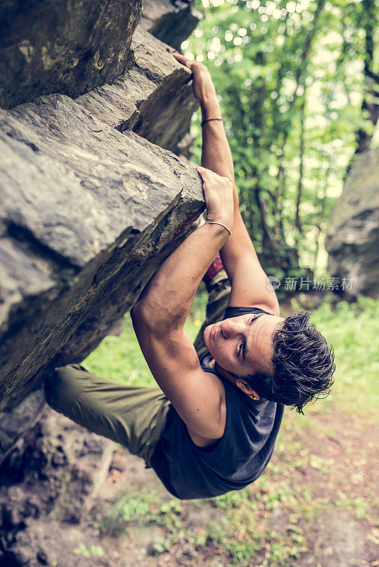 年轻人攀登巨石