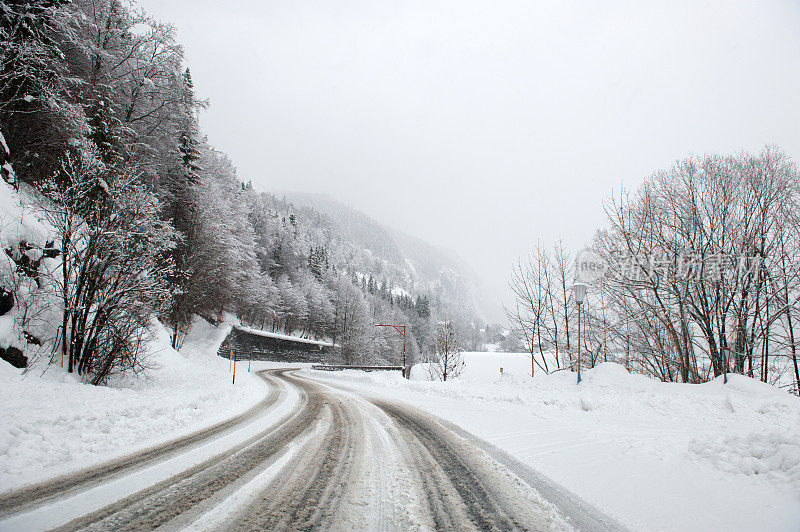 在冰雪覆盖的冬日路上开车