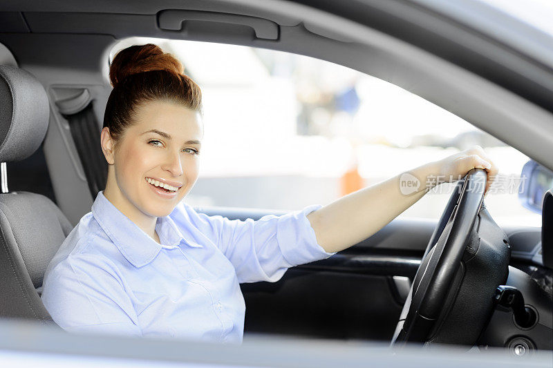 女人驾驶汽车