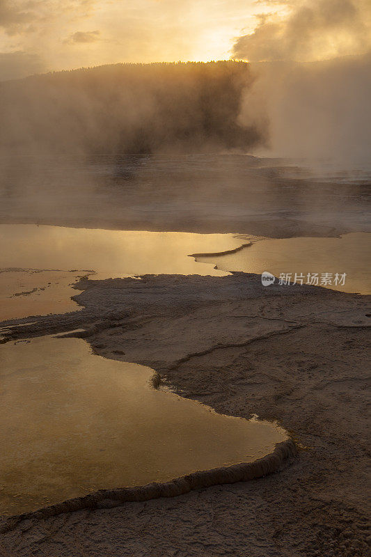黄石国家公园猛犸温泉的日出