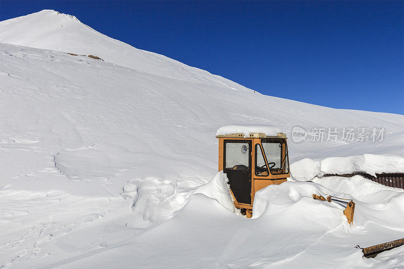 前端装载机在雪地里