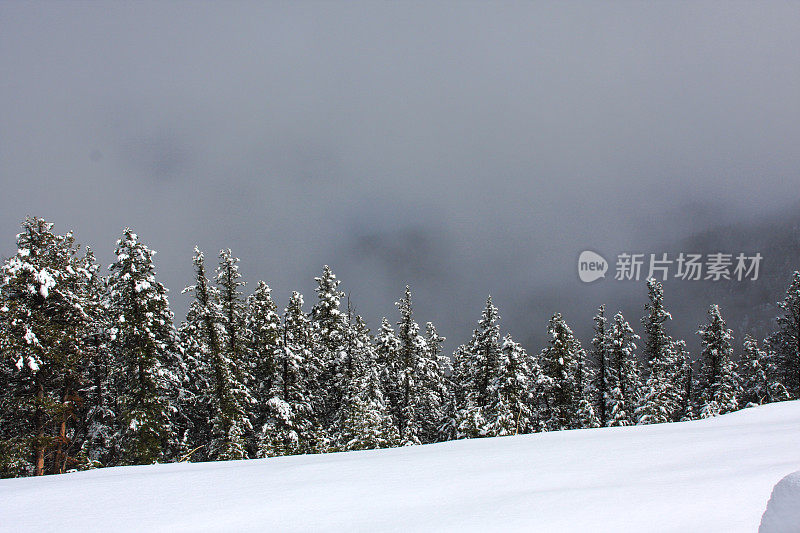 雪山与道路穿过和晴朗的天空