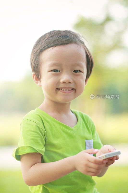 用智能手机的男孩