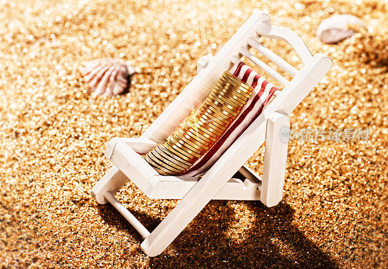 硬币在沙滩上的躺椅上