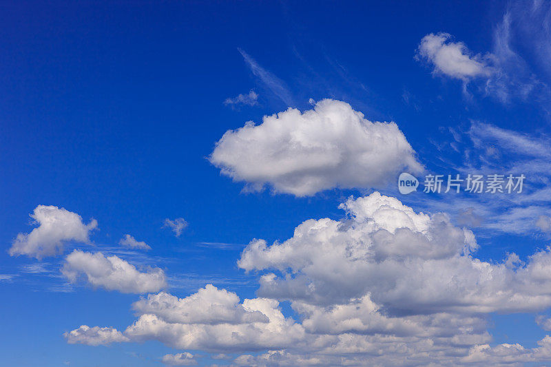 哥伦比亚瓜达维塔安第斯山脉清澈的蓝天和白云
