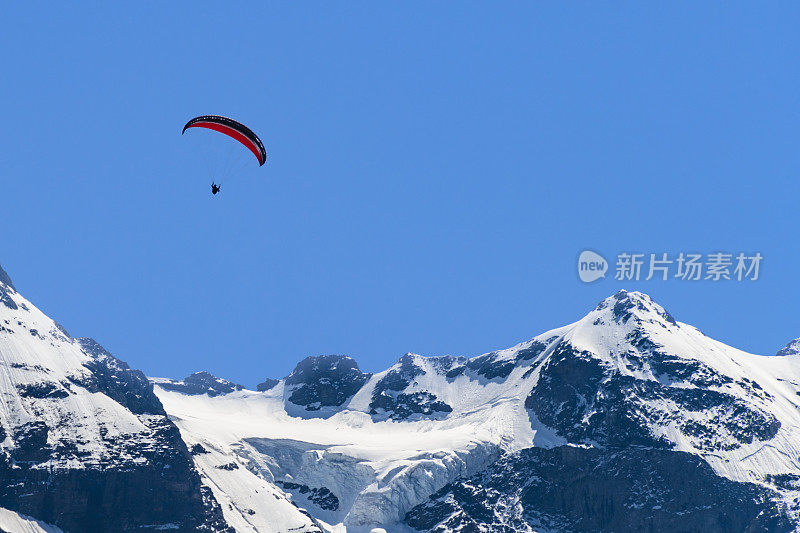 滑翔伞飞越雪山