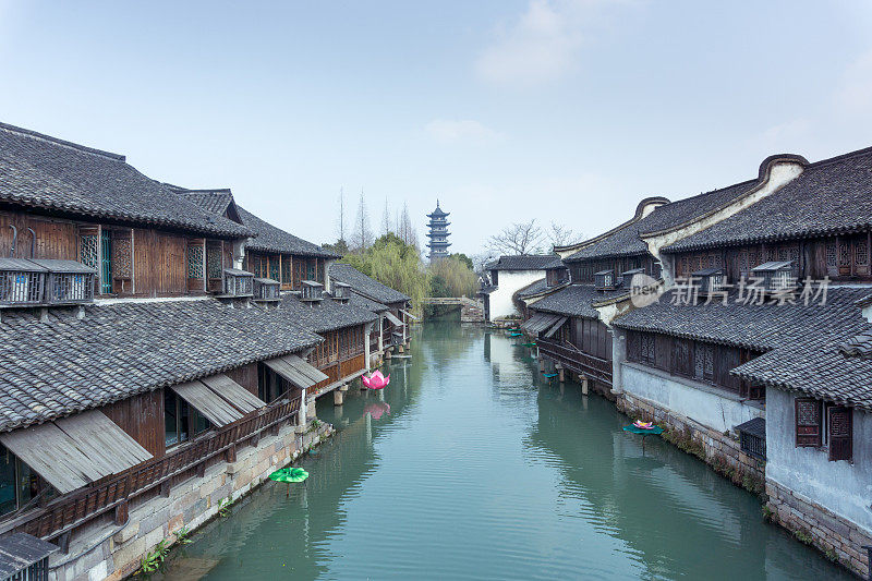 黄昏时分的传统水乡乌镇民居与景观