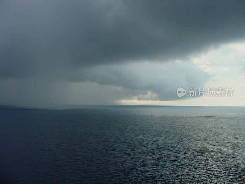 在海上雷暴。