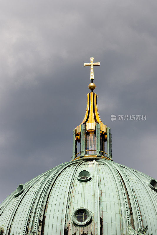 阴沉天空下的柏林大教堂