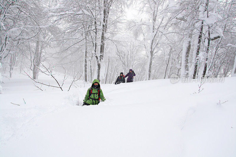 厚厚的积雪徒步旅行