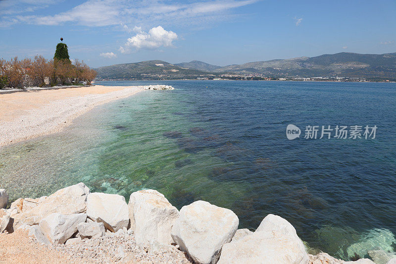 岩石绿松石蓝色的地中海卵石海滩视图特罗吉尔克罗地亚