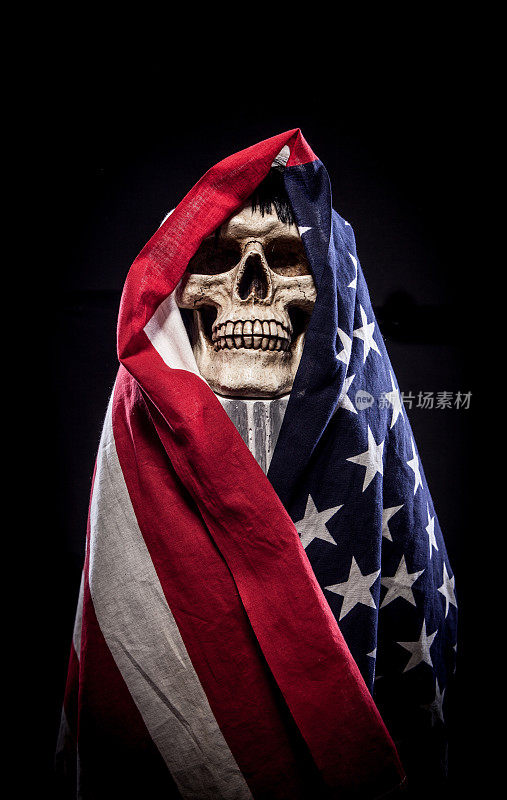 基座上的骷髅，包裹着美国国旗，星条旗