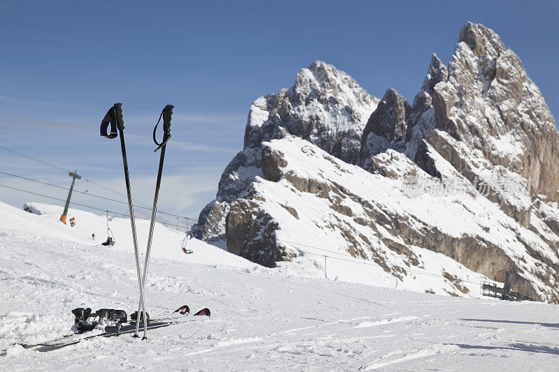 Dolomites的滑雪装备和山峰(XXXL)