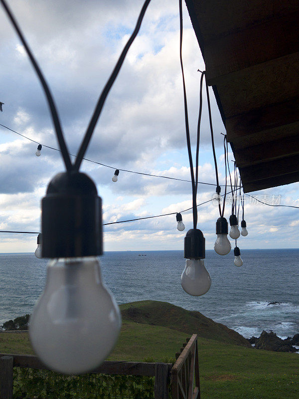 开绳灯排成一排挂在海面上