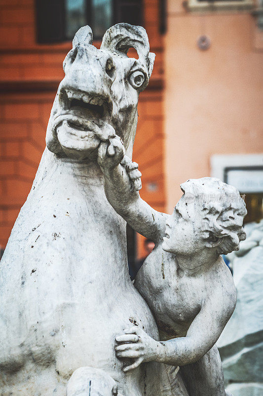 纳沃纳广场的马雕像和孩子