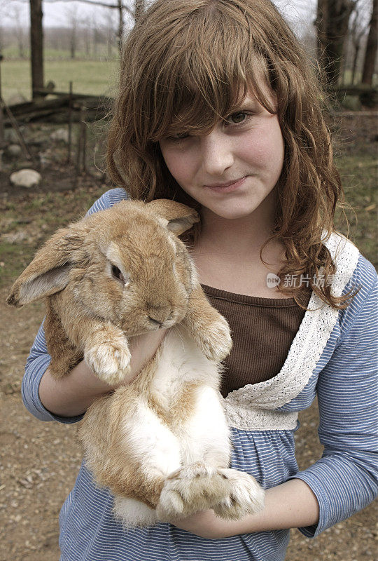 孩子和兔子