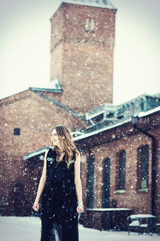 美丽的年轻摇滚时髦的女人在雪地里