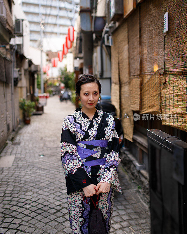日本妇女的肖像在节日灯笼街