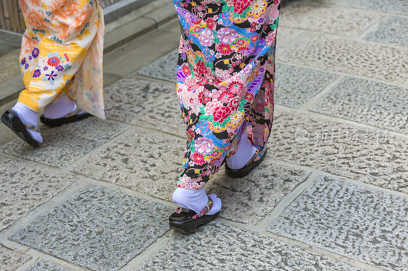 日本妇女在和服中行走的脚的细节