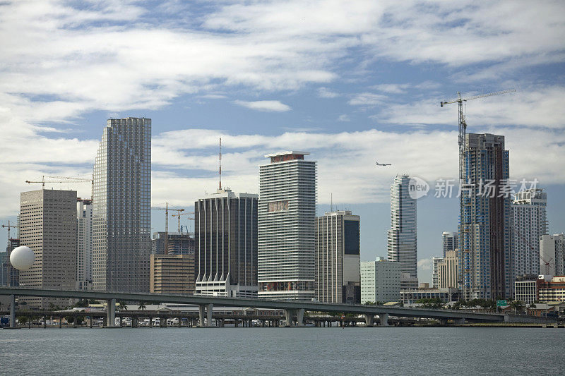 迈阿密建筑起重机公司。