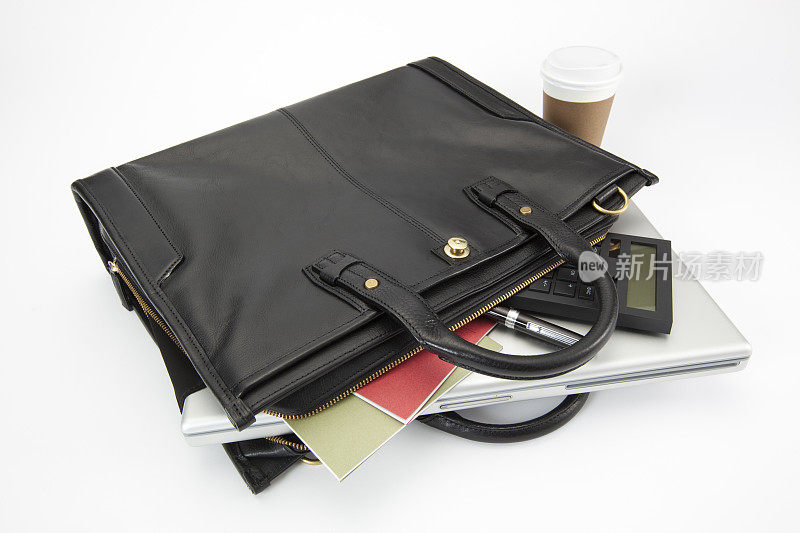 黑色商务公文包，手提电脑和一杯咖啡