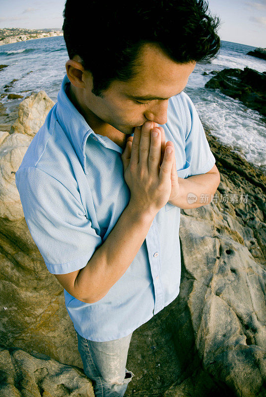 男人在海边祈祷