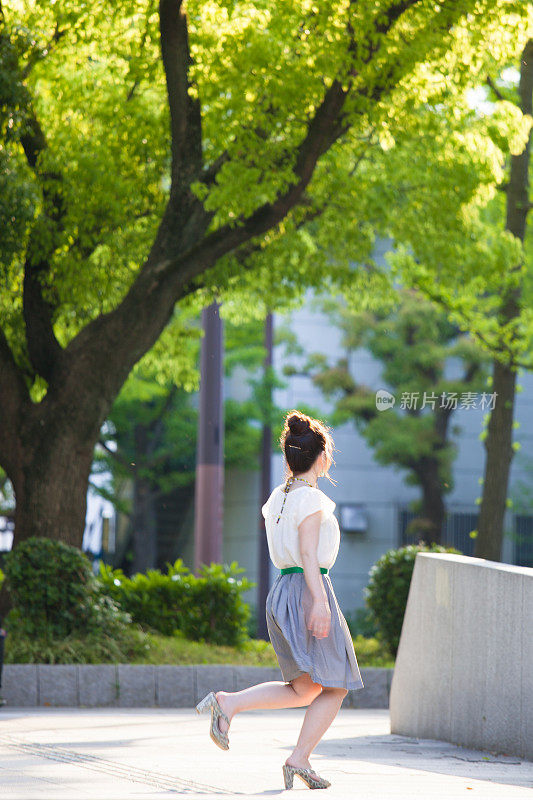 一个日本女人在公园里