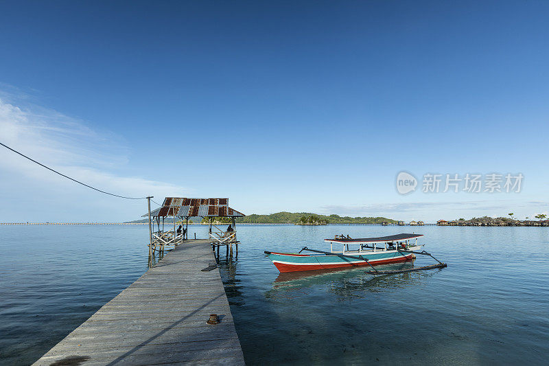 苏拉威西岛一起岛的木制码头和船