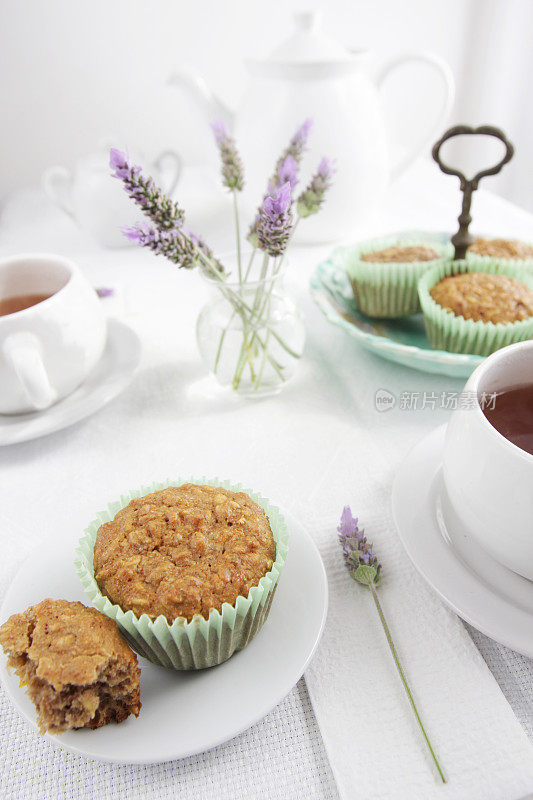 有绿色衬里的燕麦松饼和茶点