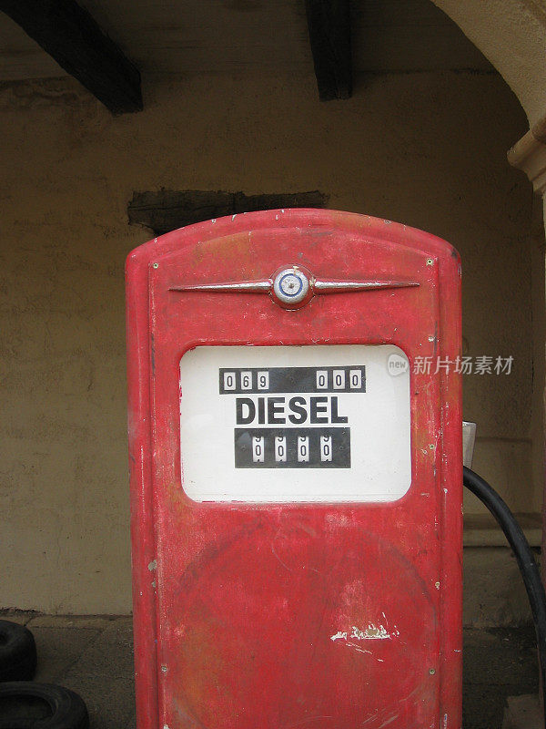 红色古董气泵