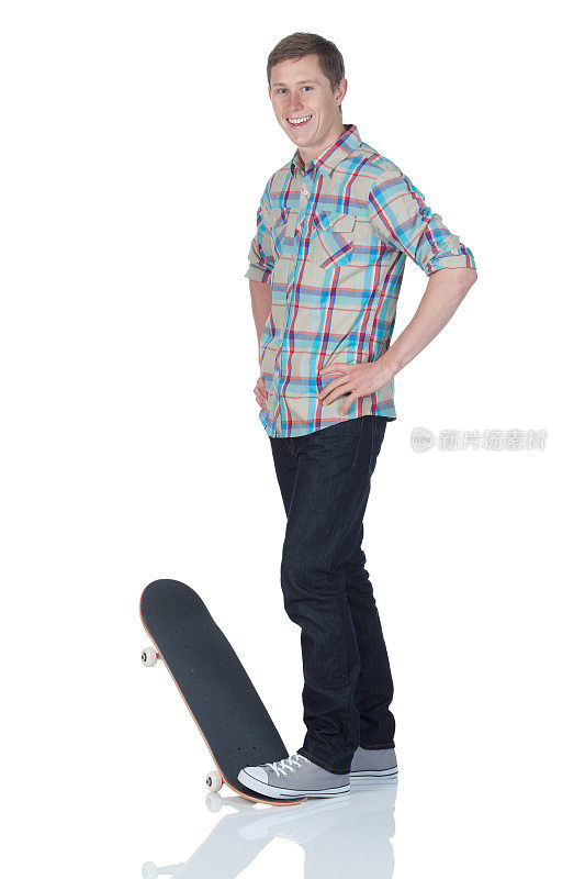 一个站着滑板的男人