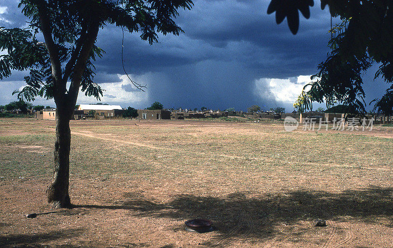 西非布吉纳法索北部萨赫勒雨季暴雨