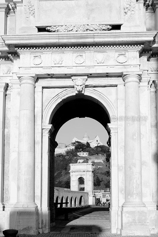 安科纳的两个罗马拱门