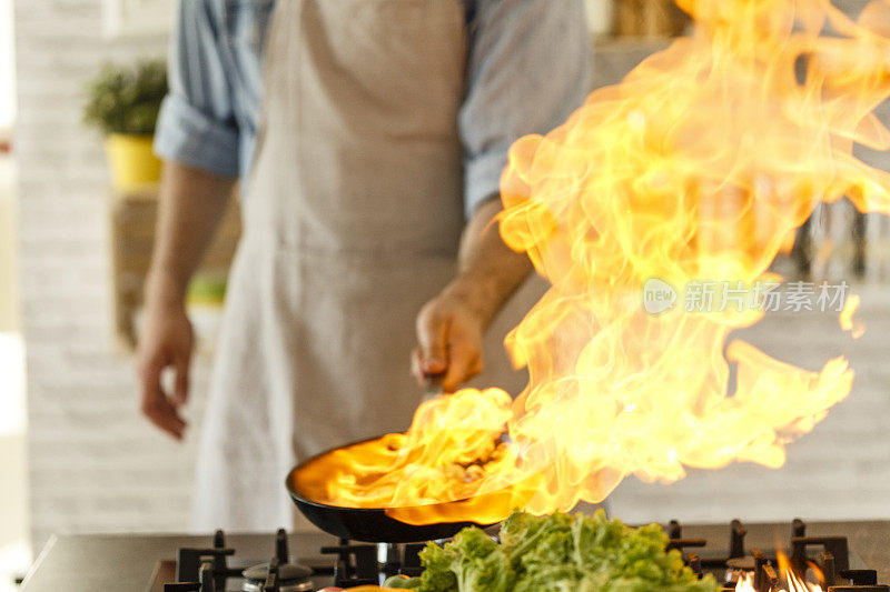 男人在厨房用火做饭