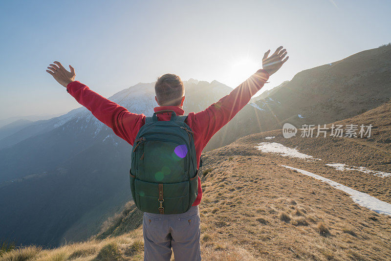 年轻人徒步旅行，伸开双臂争取自由