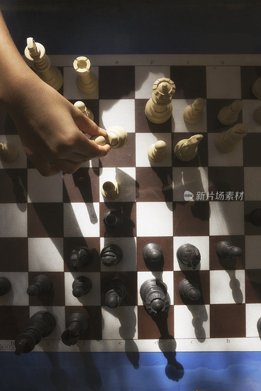 高角度的棋盘，而一个孩子下棋