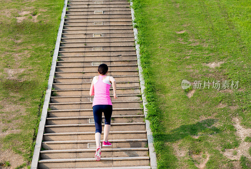 年轻女子在石阶前奔跑