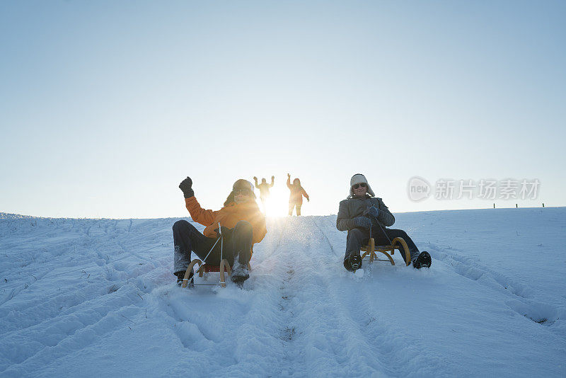 老年人在阳光明媚的冬日滑雪橇