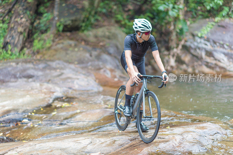 骑自行车的年轻人早上在公园里骑山地车