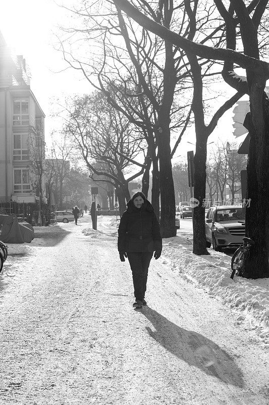一个女人在冬天走在雪地上