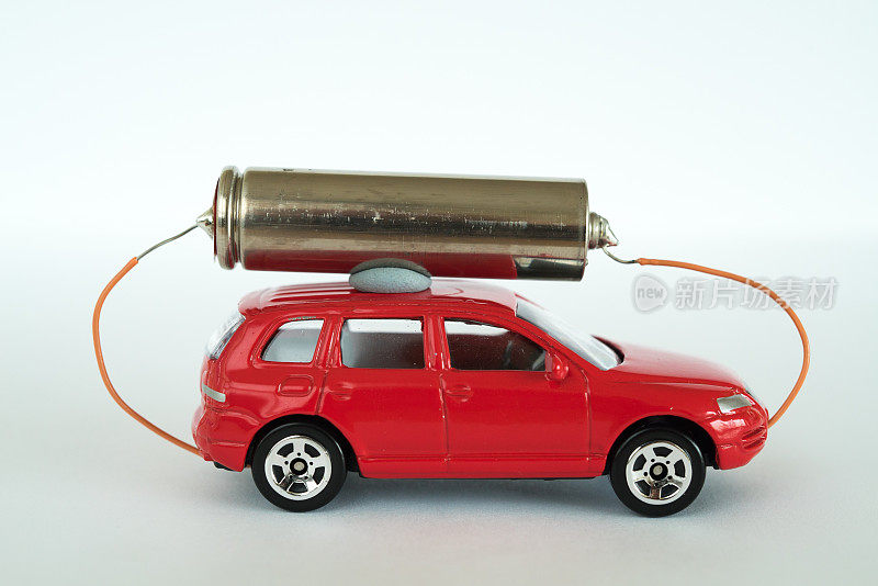 电动汽车，车顶装有电池的玩具汽车。