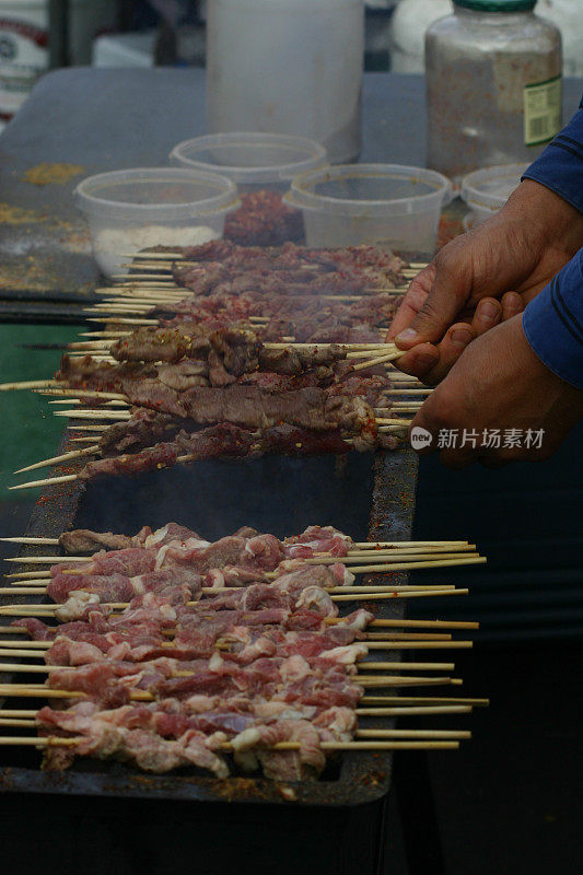 在节日里烧烤羊肉