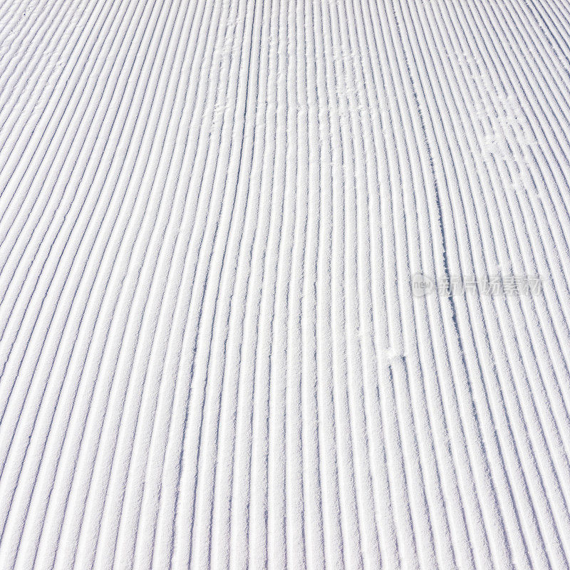 滑雪道装饰成“灯芯绒”图案