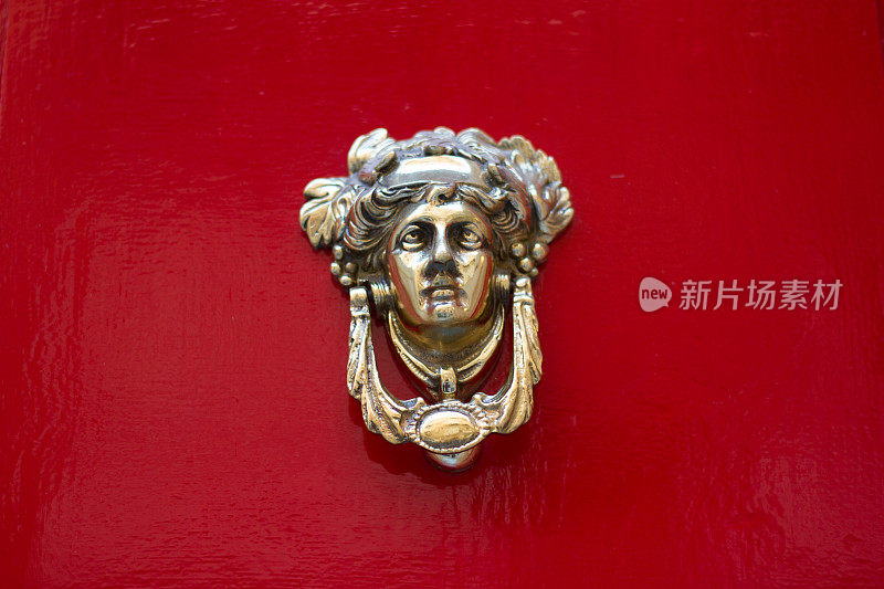 马耳他:红色门上的黄铜门环(特写)