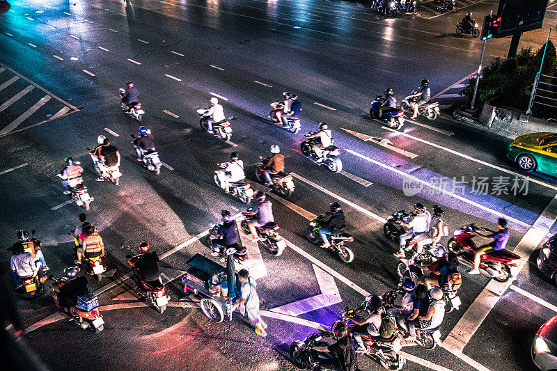 曼谷夜间的摩托车交通