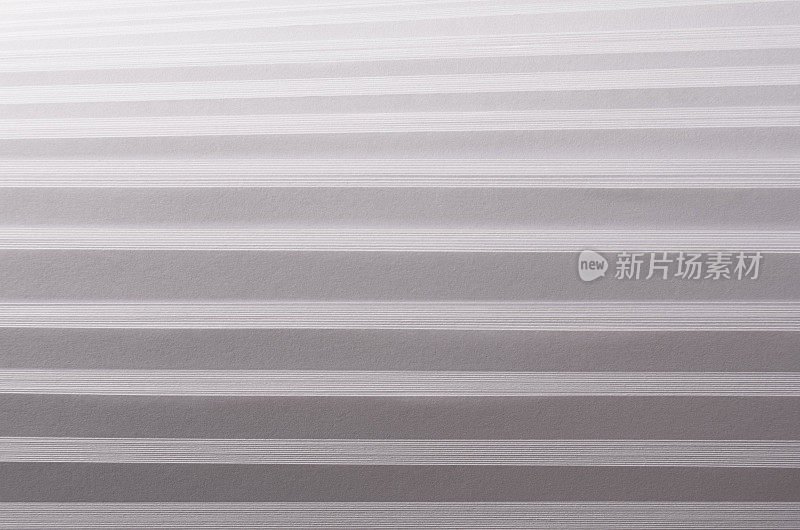 条纹步软白色和灰色抽象纸纹理与半色调透视。