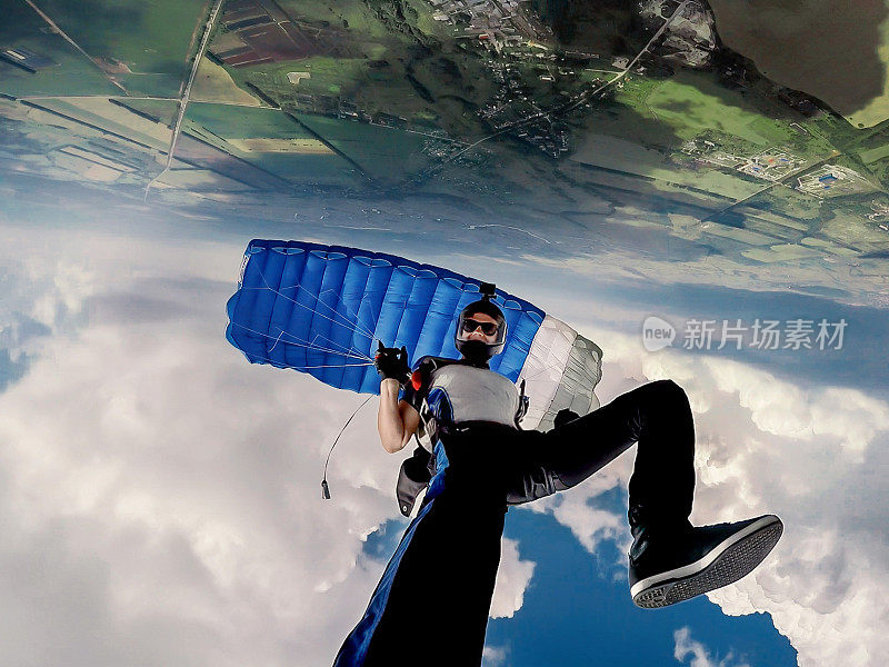 蓝色降落伞下跳伞者的自画像