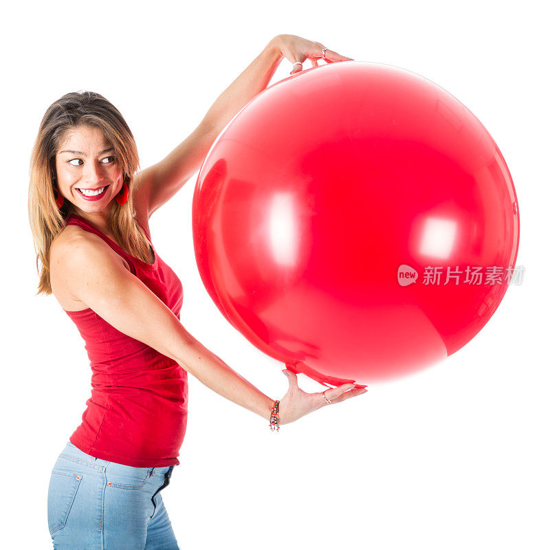 穿着红衬衫的漂亮女人拿着一个大气球